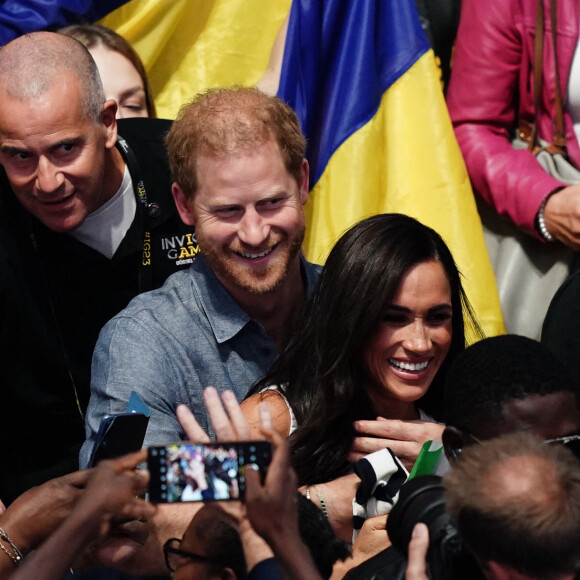 Le prince Harry, duc de Sussex et Meghan Markle, duchesse de Sussex, assistent à la compétition de volley-ball lors des Invictus Games à Düsseldorf, le 14 septembre 2023. 