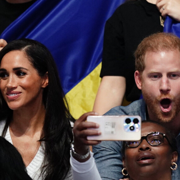 Le prince Harry, duc de Sussex et Meghan Markle, duchesse de Sussex, assistent à la compétition de volley-ball lors des Invictus Games à Düsseldorf, le 14 septembre 2023. 