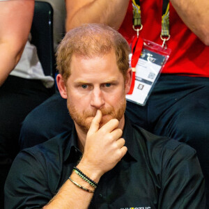 Le prince Harry, duc de Sussex, assiste à la compétition de tennis de table à la Merkur Spiel-Arena lors des Invictus Games à Düsseldorf, le 13 septembre 2023. 