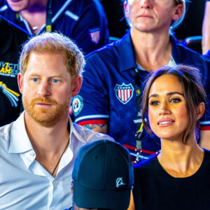 Il était aussi très tactile avec sa femme Meghan 
Le prince Harry, duc de Sussex et Meghan Markle, duchesse de Sussex, assistent à la finale de natation lors des Invictus Games 2023 à Dusseldorf, le 13 septembre 2023. 