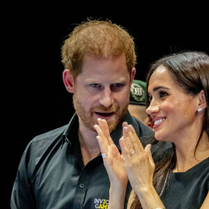Le prince Harry et Meghan Markle assistent à la finale de basket en fauteuil roulant lors des Invictus Games 2023 à Dusseldorf le 13 septembre 2023. 