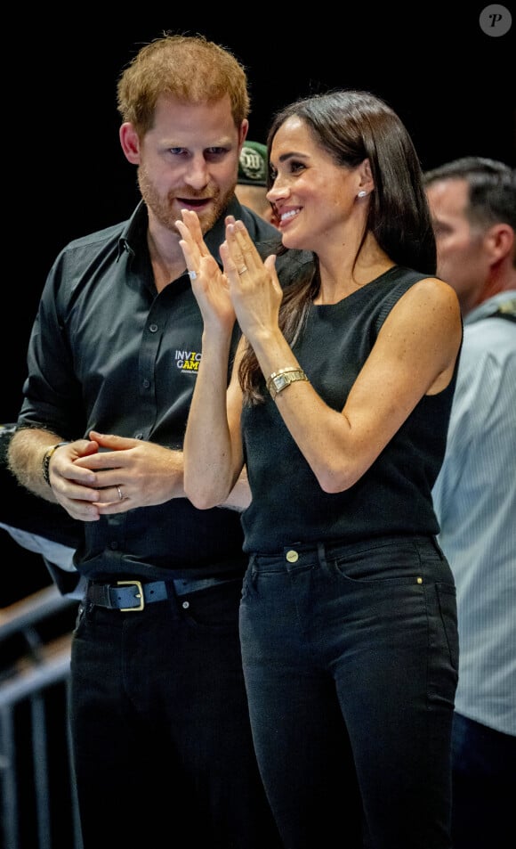 Le prince Harry et Meghan Markle assistent à la finale de basket en fauteuil roulant lors des Invictus Games 2023 à Dusseldorf le 13 septembre 2023. 