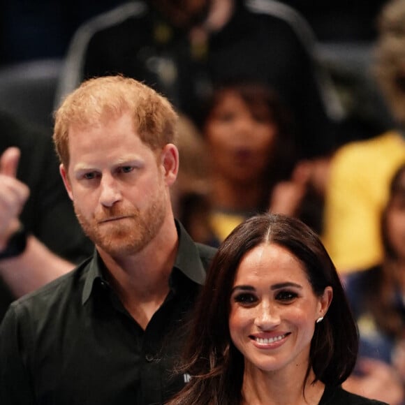 "Ils étaient très heureux. C'est un homme adorable et ils étaient si gentils" a déclaré le personnel au Daily Mail 
Le prince Harry et Meghan Markle assistent à la finale de basket lors des Invictus Games 2023 à Dusseldorf le 13 septembre 2023. 