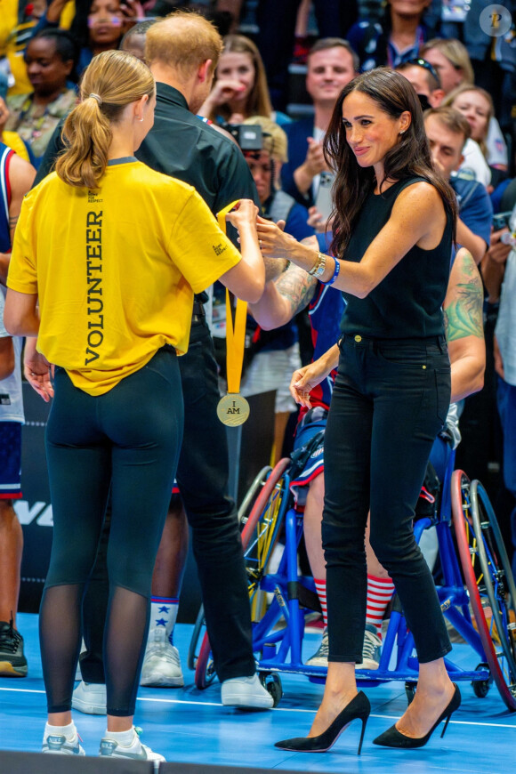 Le prince Harry, duc de Sussex et Meghan Markle, duchesse de Sussex, participent à une remise de médailles lors des Invictus Games 2023 (Day 4) à Dusseldorf, le 13 septembre 2023. 