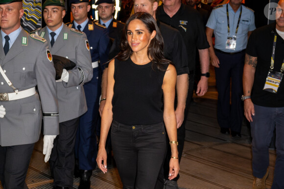 Au lendemain de l'apparition de Meghan en jean skinny noir aux Invictus Games.
Le prince Harry, duc de Sussex et Meghan Markle, duchesse de Sussex, participent à une remise de médailles lors des Invictus Games 2023 (Day 4) à Dusseldorf, le 13 septembre 2023. 