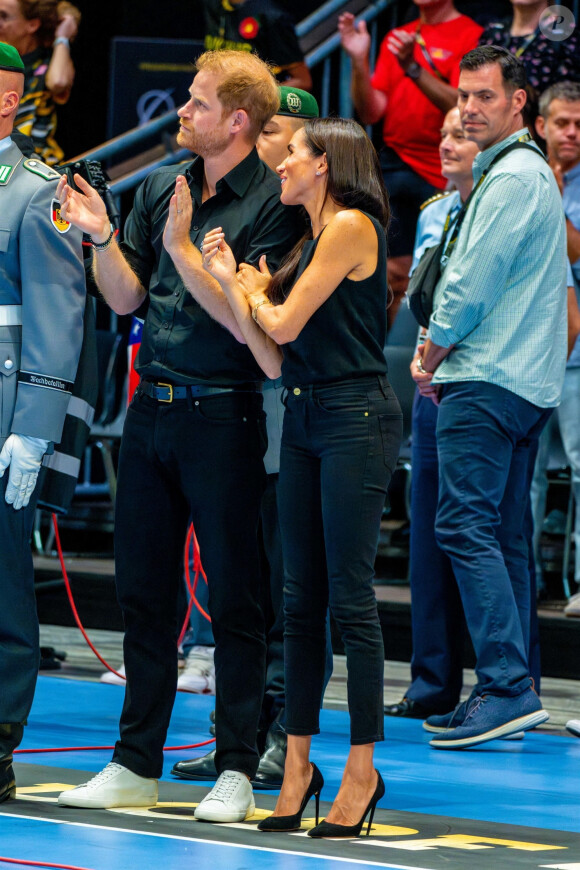 Le prince Harry, duc de Sussex et Meghan Markle, duchesse de Sussex, participent à une remise de médailles lors des Invictus Games 2023 (Day 4) à Dusseldorf, le 13 septembre 2023. 