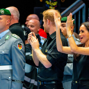 Pendant que sa rivale Meghan profitait du spectacle au côté de Harry en Europe.
Le prince Harry, duc de Sussex et Meghan Markle, duchesse de Sussex, participent à une remise de médailles lors des Invictus Games 2023 (Day 4) à Dusseldorf, le 13 septembre 2023. 