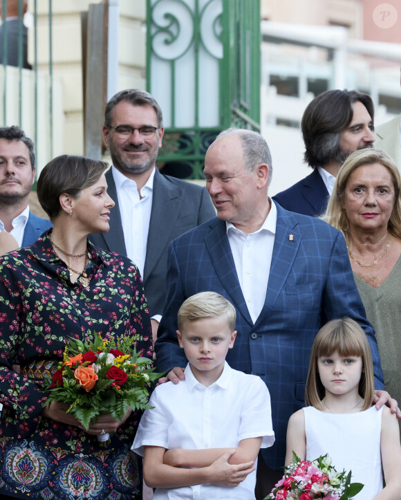 Charlene de Monaco a pu relever un challenge de taille.
La princesse Charlene de Monaco, Le prince Albert II de Monaco, La princesse Gabriella de Monaco, comtesse de Carladès, Le prince Jacques de Monaco, marquis des Baux et Dimitri Rassam lors du traditionnel pique-nique "U Cavagnëtu" au parc Princesse Antoinette à Monaco le 9 septembre 2023. © Claudia Albuquerque / Bestimage 