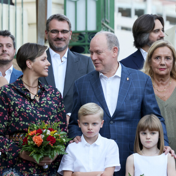 Charlene de Monaco a pu relever un challenge de taille.
La princesse Charlene de Monaco, Le prince Albert II de Monaco, La princesse Gabriella de Monaco, comtesse de Carladès, Le prince Jacques de Monaco, marquis des Baux et Dimitri Rassam lors du traditionnel pique-nique "U Cavagnëtu" au parc Princesse Antoinette à Monaco le 9 septembre 2023. © Claudia Albuquerque / Bestimage 