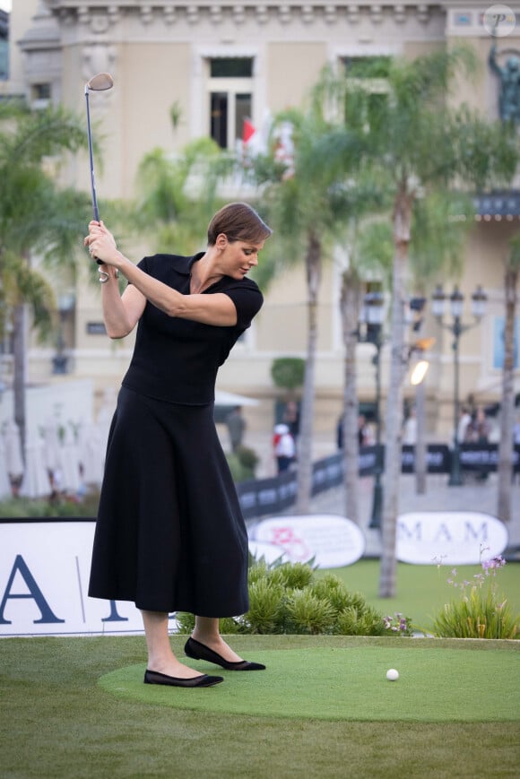 La princesse Charlene de Monaco lors du 19ème trou de golf de la Princess of Monaco Cup 2023 dans les Jardins des Boulingrins (Allée descendante), Place du Casino à Monaco le 6 septembre 2023.