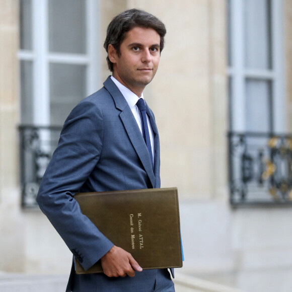 Le ministre de l'éducation, Gabriel Attal à la sortie du conseil des ministres, au palais de l'Elysée, à Paris, France, le 13 septembre 2023. © Stéphane Lemouton/Bestimage  Exit of the French council of ministers at the Elysée Palace in Paris, France, on September 13, 2023.