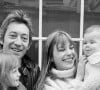 La Maison Gainsbourg ouvre ses portes le 20 septembre 2023 et chacun va pouvoir découvrir cet endroit très atypique.
Jane Birkin et Serge Gainsbourg avec Kate Barry et Charlotte Gainsbourg à Paris, le 7 mai 1972.
