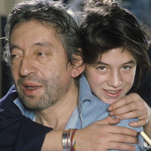 Elle a réalisé son rêve. La mission qu'elle s'était donnée.
Archives - En France, à Paris, Serge Gainsbourg chez lui avec sa fille Charlotte dans son hotel particulier de la rue de Verneuil, posant au milieu de son bric-à-brac où il entasse des objets hétéroclites.. © Michel Marizy via Bestimage