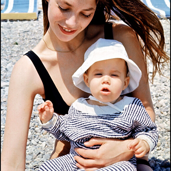 Archives - Jane Birkin et sa fille Charlotte Gainsbourg sur la plage de Nice en 1972.