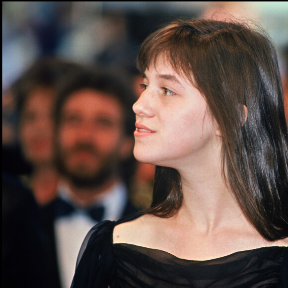 Archives - Charlotte Gainsbourg présente "Le soleil même la nuit" au Festival de Cannes en 1990.