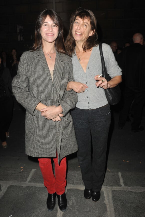 Charlotte Gainsbourg et Kate Barry - Inauguration de la galerie cinema de Anne Dominique Toussaint et vernissage de l'exposition " Point of View " de Kate Barry, à Paris. Trois mois avant le décès de Kate Barry.