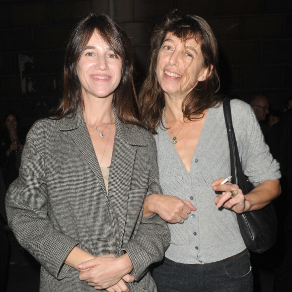 Charlotte Gainsbourg et Kate Barry - Inauguration de la galerie cinema de Anne Dominique Toussaint et vernissage de l'exposition " Point of View " de Kate Barry, à Paris. Trois mois avant le décès de Kate Barry.