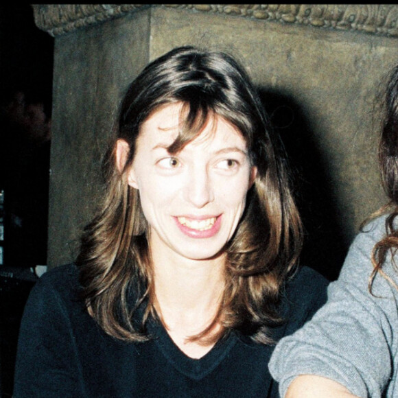Pourtant, Charlotte et sa soeur Kate Barry ont connu les tapisserie représentant des scènes de torture et autre écorché en carton bouilli.
Charlotte Gainsbourg, Kate Barry et Jane Birkin au défilé de mode John Galliano à Paris en 1997.