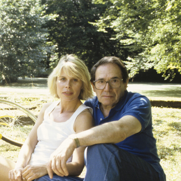 Candice Patou l'a accompagné jusqu'à son dernier souffle.
Archives - En France, à Vittel, rendez-vous avec Robert Hossein et sa femme Candice Patou lors de leurs vacances. Le 15 juillet 1994 © Michel Croizard via Bestimage