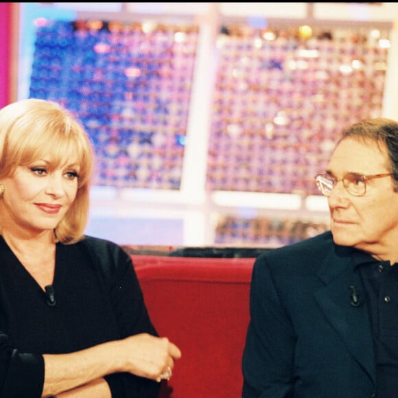 ARCHIVES - MICHELE MERCIER ET ROBERT HOSSEIN SUR LE PLATEAU DE L' EMISSION "VIVEMENT DIMANCHE" EN 1999  