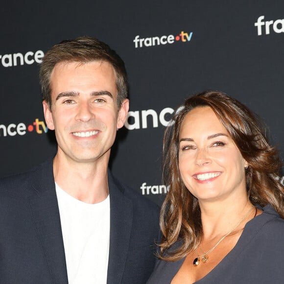Jean-Baptiste Marteau et Julia Vignali au photocall pour la conférence de presse de rentrée de France TV à la Grande Halle de la Villette à Paris, France, le 11 juillet 2023.