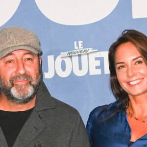 Kad Merad et sa compagne Julia Vignali - Avant-première du film "Le Nouveau Jouet" au Grand Rex à Paris, le 9 octobre 2022.