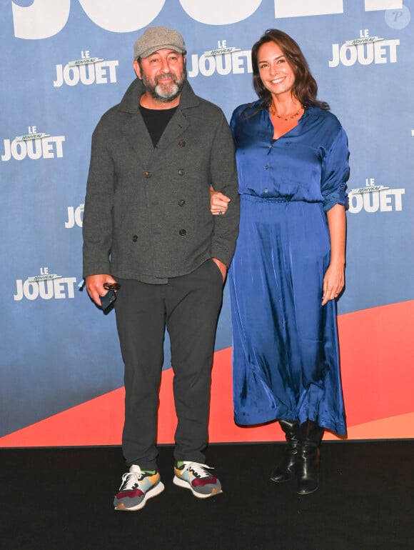 Kad Merad et sa compagne Julia Vignali - Avant-première du film "Le Nouveau Jouet" au Grand Rex à Paris, le 9 octobre 2022.