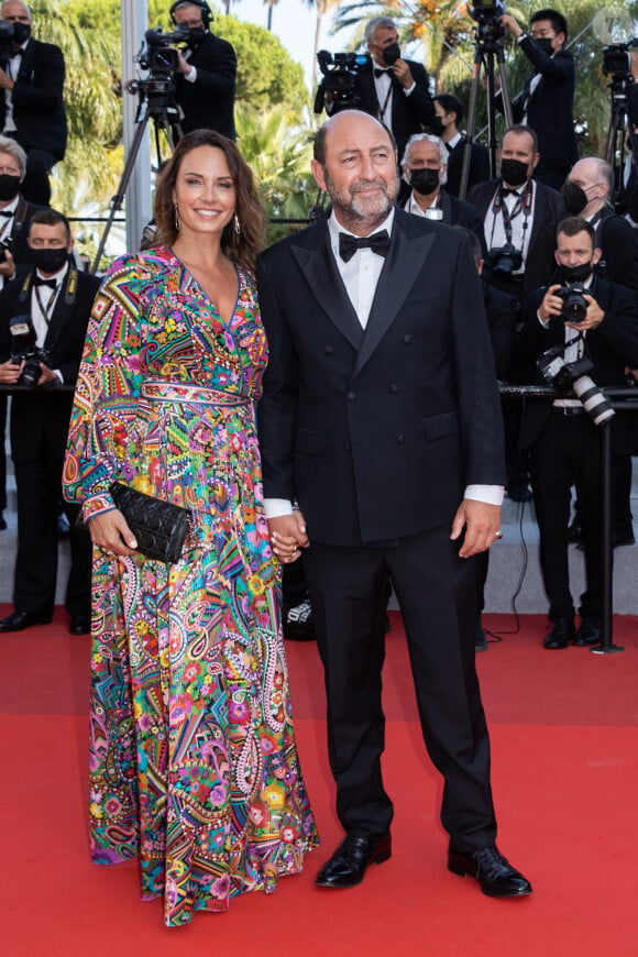 Kad Merad et sa compagne Julia Vignali - Montée des marches du film " OSS 117 : Alerte rouge en Afrique Noire " lors du 74ème Festival International du Film de Cannes, le 17 juillet 2021.