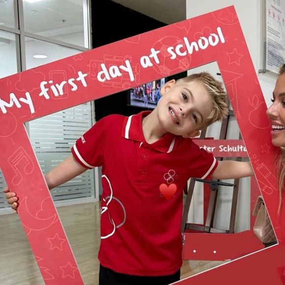 
Maylone devra se contenter de fêter son anniversaire avec ses parents, sa soeur Leewane et les quelques enfants des amis de ses parents comme Tiago et Angelina, les bambins de Julien et Manon Tanti. 

Jessica Thivenin et son fils Maylone lors de sa rentrée scolaire.



