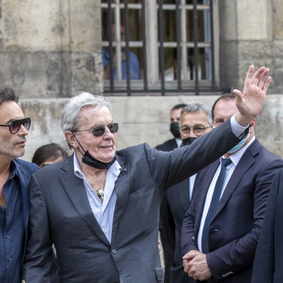 Anthony Delon, Alain Delon - Obsèques de Jean-Paul Belmondo en en l'église Saint-Germain-des-Prés, à Paris le 10 septembre 2021. © Cyril Moreau / Bestimage 