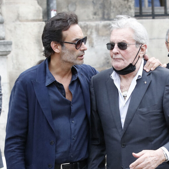 Alain Delon et son fils Anthony - Obsèques de Jean-Paul Belmondo en l'église Saint-Germain-des-Prés, à Paris le 10 septembre 2021. © Cyril Moreau / Bestimage 