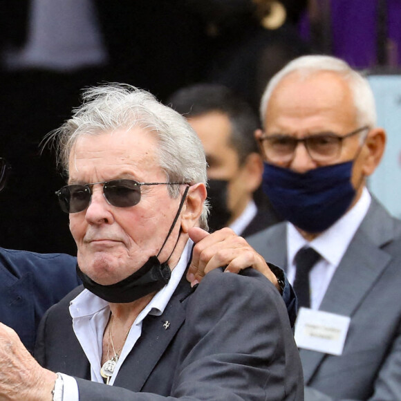 Alain Delon et son fils Anthony - Obsèques de Jean-Paul Belmondo en l'église Saint-Germain-des-Prés, à Paris le 10 septembre 2021. © Dominique Jacovides / Bestimage 