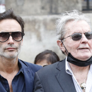 Alain Delon et son fils Anthony - Obsèques de Jean-Paul Belmondo en en l'église Saint-Germain-des-Prés, à Paris le 10 septembre 2021. © Cyril Moreau / Bestimage 