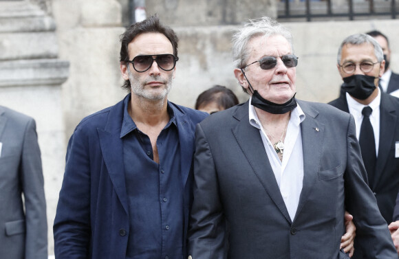 Alain Delon et son fils Anthony - Obsèques de Jean-Paul Belmondo en en l'église Saint-Germain-des-Prés, à Paris le 10 septembre 2021. © Cyril Moreau / Bestimage 