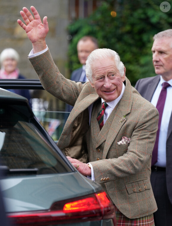 Le roi Charles III d'Angleterre, lors d'une visite à la banque alimentaire Broke not Broken de l'église épiscopale Saint-Paul de Kinross, Royaum Uni, le 15 septembre 2023. 