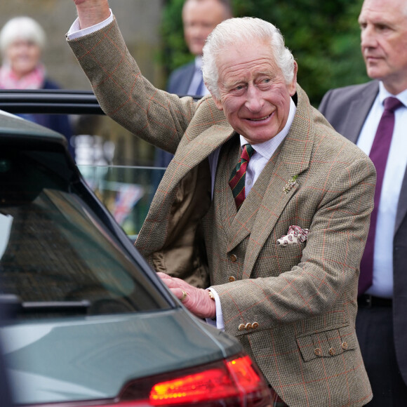 Le roi Charles III d'Angleterre, lors d'une visite à la banque alimentaire Broke not Broken de l'église épiscopale Saint-Paul de Kinross, Royaum Uni, le 15 septembre 2023. 