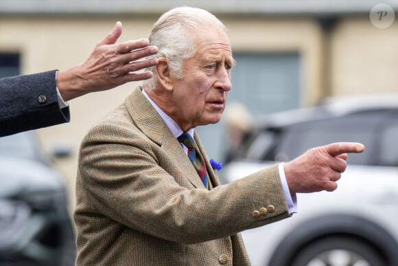 Le roi Charles III d'Angleterre en visite au "Discovery Centre and Auld School Close" à Tomintoul en Ecosse, pour rencontrer les acteurs du projet de logements éconergétiques de 3,3 millions dans la région. Le 13 septembre 2023 