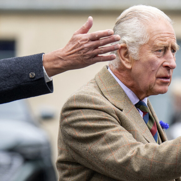 Le roi Charles III d'Angleterre en visite au "Discovery Centre and Auld School Close" à Tomintoul en Ecosse, pour rencontrer les acteurs du projet de logements éconergétiques de 3,3 millions dans la région. Le 13 septembre 2023 