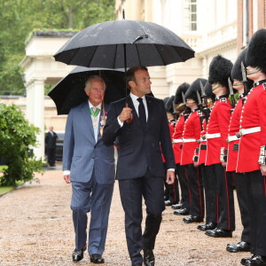 Le prince Charles, prince de Galles, et Camilla Parker Bowles, duchesse de Cornouailles accueillent le président de la République française Emmanuel Macron dans la maison royale Clarence House, pour la commémoration du 80ème anniversaire de l'appel du 18 juin du général de Gaulle à Londres, Royaume Uni, le 18 juin 2010. 
