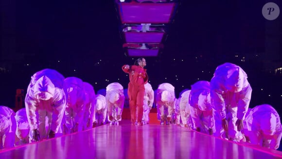 Rihanna, enceinte, sur scène à la mi-temps du Super Bowl 2023 à Glendale, le 12 février 2023.