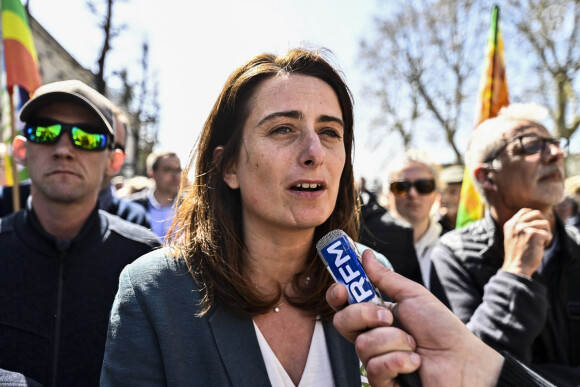 Marine Tondelier est prise à partie par la CR47 (Syndicat de Coordination Rurale 47) lors de la manifestation contre la réforme des Retraites à Marmande le 28 mars 2023.