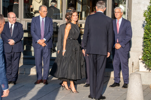Letizia a brillé par son élégance dans une robe noire sans manche signée the2ndskinco
Felipe VI et Letizia à leur arrivée au théâtre Real pour présider l'inauguration de la saison 2023/2024 et assister à la représentation de l'opéra Medea de Luigi Cherubini. Madrid, le 19 septembre 2023