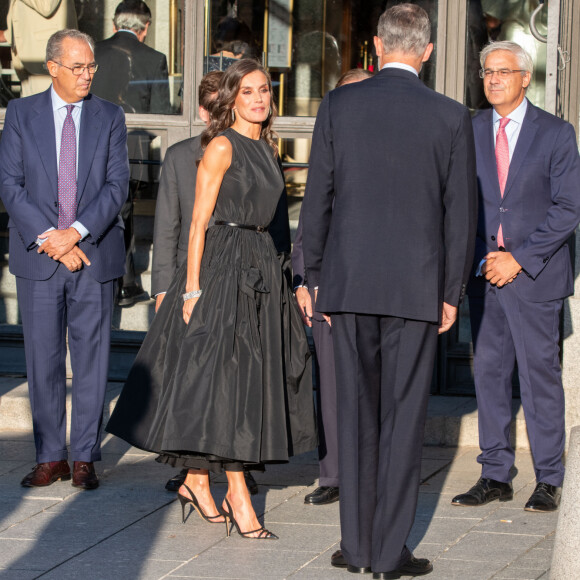 Letizia a brillé par son élégance dans une robe noire sans manche signée the2ndskinco
Felipe VI et Letizia à leur arrivée au théâtre Real pour présider l'inauguration de la saison 2023/2024 et assister à la représentation de l'opéra Medea de Luigi Cherubini. Madrid, le 19 septembre 2023