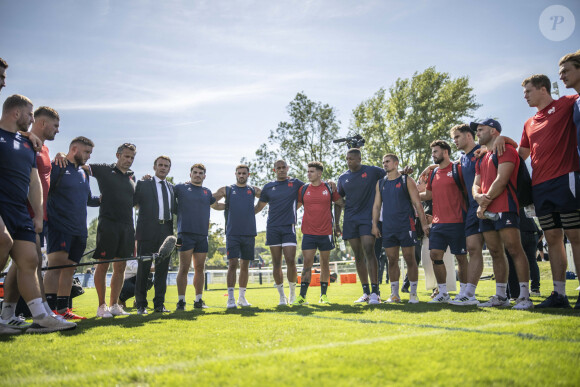 Son ancien adjoint à Toulon au Stade Français, Fabrice Landreau, qui connait bien le sélectionneur du XV de France, est monté au créneau pour le défendre.
Le président de la République française Emmanuel Macron entre le sélectionneur de l'équipe de France Fabien Galthié et Antoine Dupont lors de sa rencontre avec les joueurs du XV français sur le terrain de leur camp de base à Rueil-Malmaison, France, le 4 septembre 2023, avant le match d'ouverture contre la Nouvelle-Zélande de la Coupe du Monde de Rugby France 2023. © Eliot Blondet/Pool/Bestimage