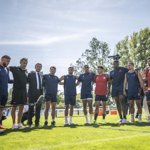 Son ancien adjoint à Toulon au Stade Français, Fabrice Landreau, qui connait bien le sélectionneur du XV de France, est monté au créneau pour le défendre.
Le président de la République française Emmanuel Macron entre le sélectionneur de l'équipe de France Fabien Galthié et Antoine Dupont lors de sa rencontre avec les joueurs du XV français sur le terrain de leur camp de base à Rueil-Malmaison, France, le 4 septembre 2023, avant le match d'ouverture contre la Nouvelle-Zélande de la Coupe du Monde de Rugby France 2023. © Eliot Blondet/Pool/Bestimage