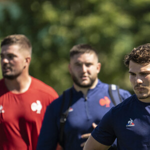 Le président de la République française lors de sa rencontre avec les joueurs du XV français sur le terrain de leur camp de base à Rueil-Malmaison, France, le 4 septembre 2023, avant le match d'ouverture contre la Nouvelle-Zélande de la Coupe du Monde de Rugby France 2023. © Eliot Blondet/Pool/Bestimage