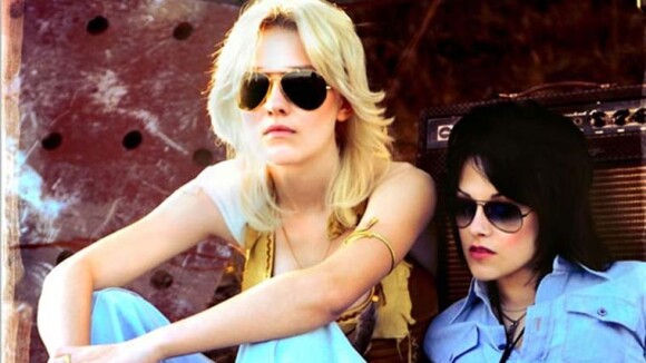 Regardez les sexy Kristen Stewart et Dakota Fanning en pleine rockn'roll attitude !