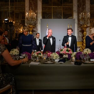 Brigitte Macron, Le roi Charles III d'Angleterre, Le président Emmanuel Macron, Camilla Parker Bowles, reine consort d'Angleterre, Gérard Larcher, président du Sénat - Toast et discours lors du dîner d'Etat au château de Versailles en l'honneur de la visite officielle du roi et de la reine d'Angleterre en France le 20 septembre 2023. © Eric Tschaen / Pool / Bestimage