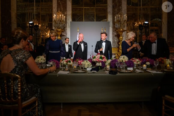 Brigitte Macron, Le roi Charles III d'Angleterre, Le président Emmanuel Macron, Camilla Parker Bowles, reine consort d'Angleterre, Gérard Larcher, président du Sénat - Toast et discours lors du dîner d'Etat au château de Versailles en l'honneur de la visite officielle du roi et de la reine d'Angleterre en France le 20 septembre 2023. © Eric Tschaen / Pool / Bestimage