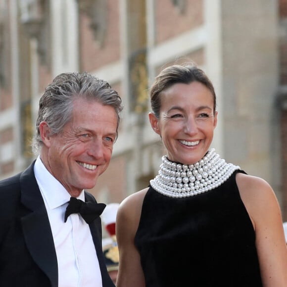 L'acteur anglais Hugh Grant et sa femme la productrice suédoise Anna Elisabet Eberstein - Dîner d'Etat au château de Versailles en l'honneur de la visite officielle du roi et de la reine d'Angleterre en France (20 - 22 septembre 2023). Le 20 septembre 2023. 150 invités triés sur le volet ont été conviés à cette occasion. © Stéphane Lemouton / Bestimage